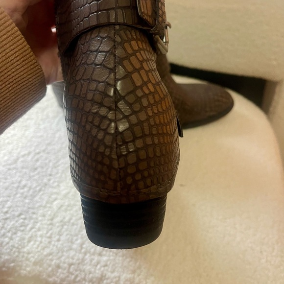 Donald J Pliner NWT size 8.5
New in box Charcoal Vinyage Python booties - Picture 5 of 8